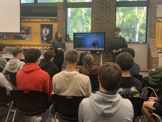 Gymnasium im Schloss students present to THS students